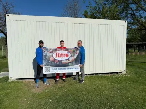 Unterstützung am Equipmentcontainer sichtbar - Jütro fördert den Nachwuchs