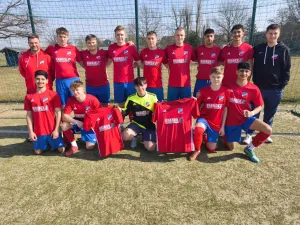 U19 freut sich über Druck auf Trikots